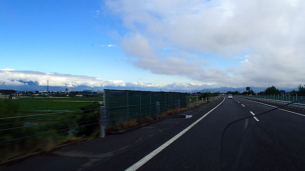 青空が広がると同時に、前方には冠雪した山々の景色が美しく見え始めた